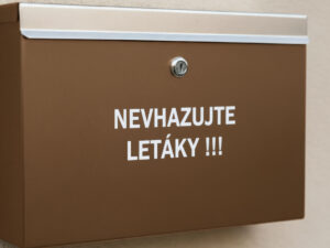Samolepka nehazujte letáky