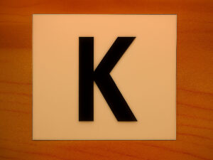 Samolepka K